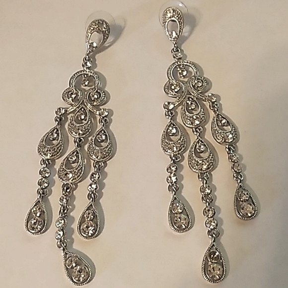 Gorgeous Crystal Drop Earrings NWT - Picture 1 of 2